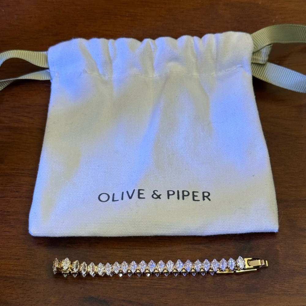 NWOT Olive & Piper Gold and Crystal Bracelet